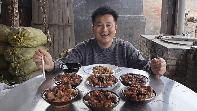 前段时间杀的羊还剩3根羊腿，做个蒸羊肉，软烂入味，与众不同