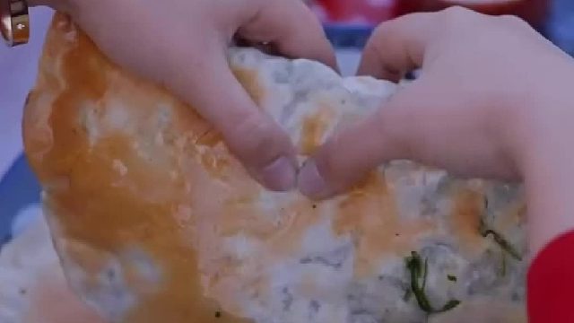 新鲜出炉的菠菜盒子，喜欢的来来