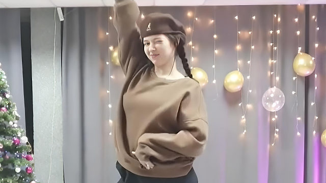 俄罗斯姑娘才艺表演24.01.17_铁锤(安吉丽娜)04