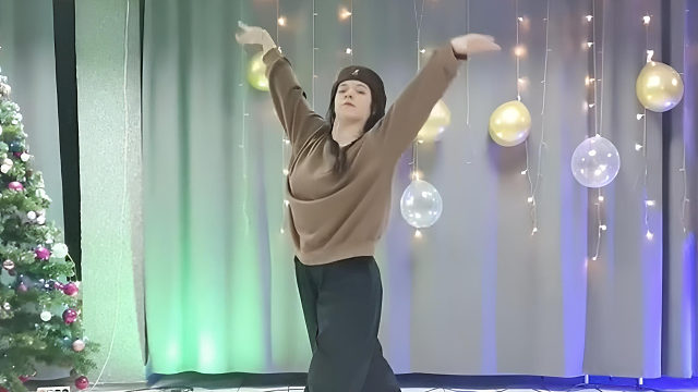 俄罗斯姑娘才艺表演24.01.17_铁锤(安吉丽娜)05