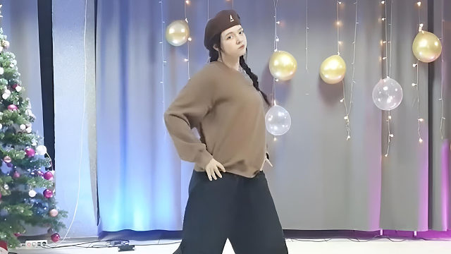 俄罗斯姑娘才艺表演24.01.17_铁锤(安吉丽娜)06