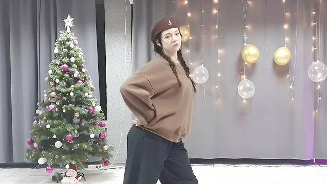 俄罗斯姑娘才艺表演24.01.17_铁锤(安吉丽娜)08