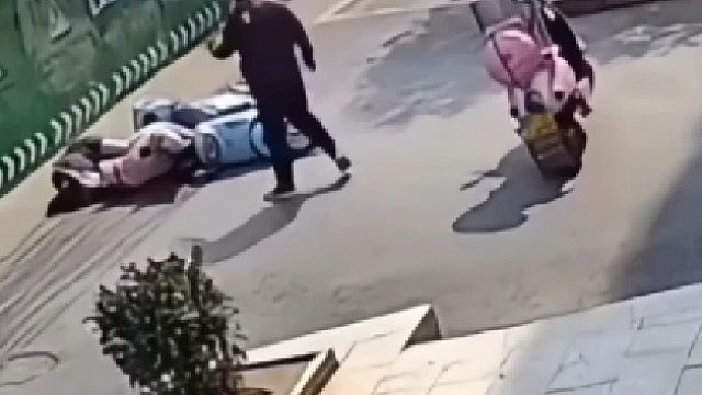 为什么这个人只扶车不扶人