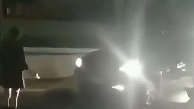 司机已经开始不冷静了，我得救她