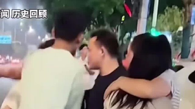 女孩被00后男孩带出门几天不回家，爸爸找到后和男孩理论，男孩非但不道歉还不停吐口水。