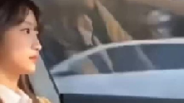 “春风太解风情，吹动少年的心”