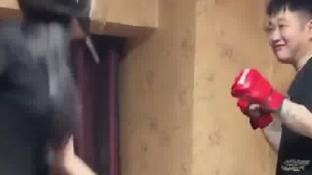 夫妻比武：学散打老公出绝招，网友直呼禁用招式全给媳妇用！