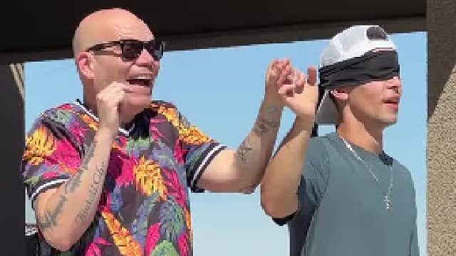 观看魔术师如何在泳池恶作剧中遭遇意外