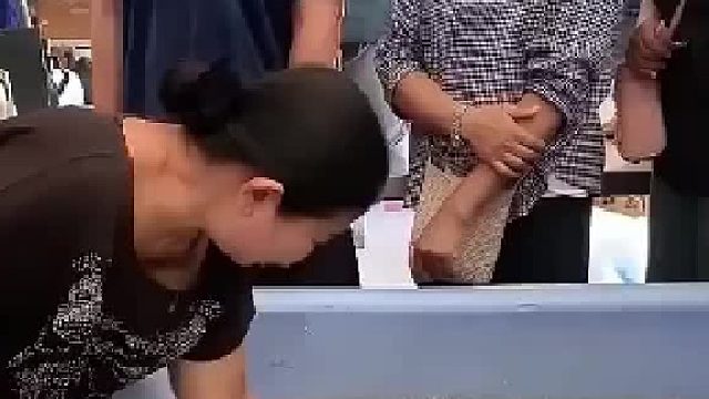 捞虾老板万万没有想到，刚摆摊，就被老大妈狠狠的上了一课