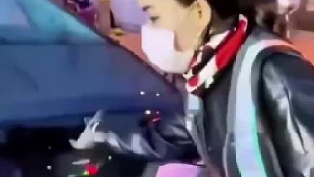 劳斯莱斯租的吧。人家真正的有钱人都不会这样说话