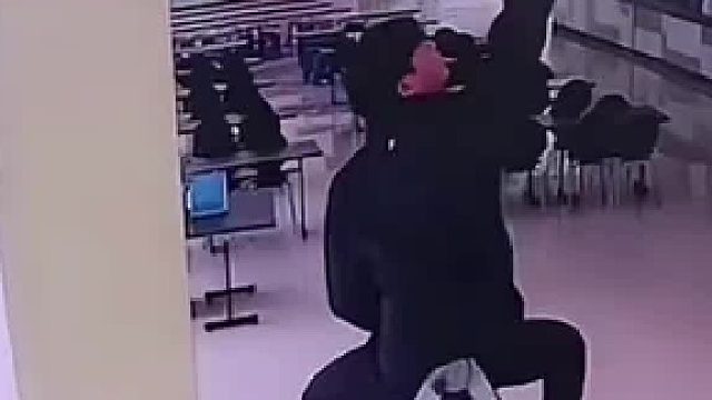 小伙子太大意了，瞬间学会后空翻了！