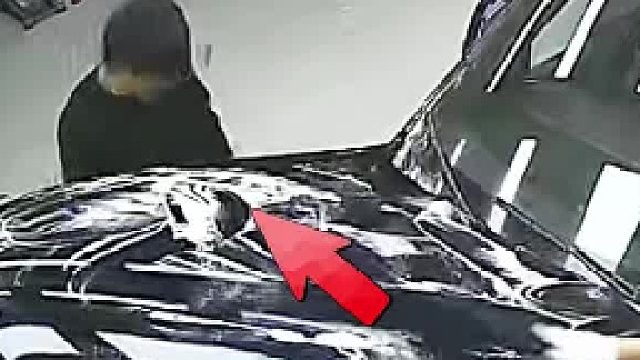 汽车引擎盖突然掉下来，汽修工手被夹住痛得大叫