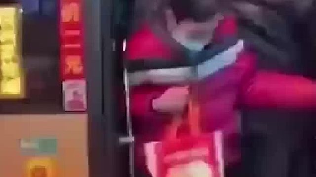 下班高峰挤公交车 大爷将红衣男子给挤下车