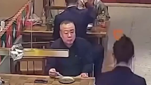 这老头不懂的尊重别人，这钱不能赚不惯他毛病，服务行业也是人