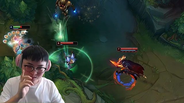 【Uzi】1-0大黄队！不愧是电竞魅魔，对面技能全往乌兹身上甩！乌兹下手巨狠，对线暴打！