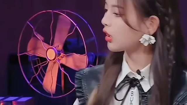 杨超越现场问谈过恋爱吗戚薇现场吃瓜