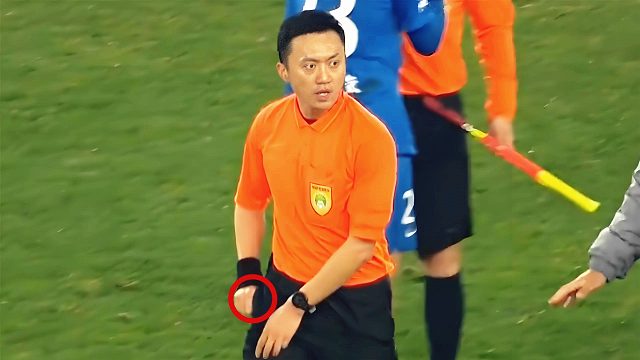 活久见！中超内讧名场面：桑戈尔掌掴 廖承坚回踢双双染红