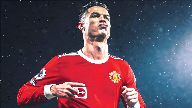 曼联精神领袖！C罗雨战拼搏名场面：搏命过人 点射致胜