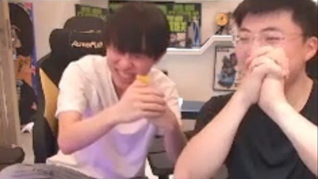 【Uzi】小明吐槽：当年RNG，简自豪补不到塔兵要骂我的！乌兹笑疯：我保证他说的是真的！