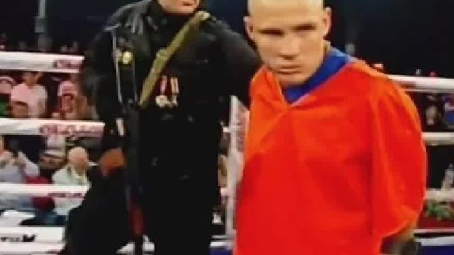 拳击史上最危险的男人身穿因服被特种兵压着上台
