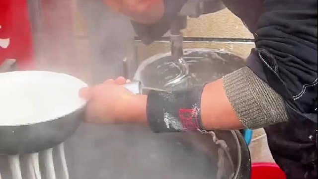 这两天降温就想吃点热辣的，在宝鸡遇见了手工制作的“手工红薯粉”搭配上陕西人喜欢吃的宝鸡臊子