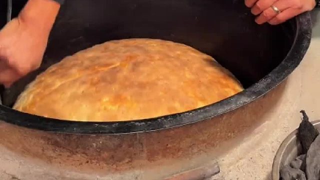 宝鸡凤翔的村子里，还在保留传统工艺制作的大锅盔，现在也仅剩寥寥几家了，湿面十斤