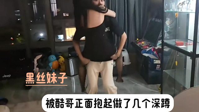 妹子嘲笑酷哥是细狗，酷哥一听直接抱起就是动