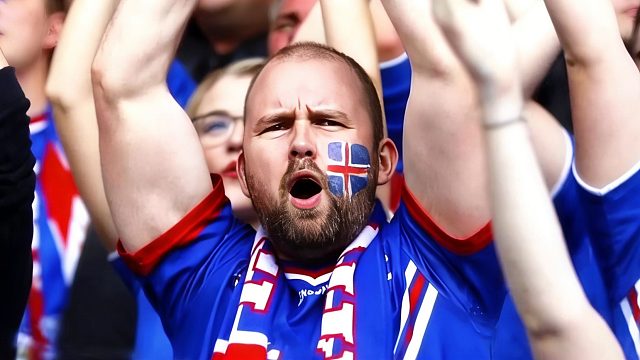 足坛最震撼庆祝？冰岛万人维京吼，整齐划一气势如虹！