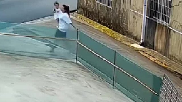 孩子的姑姑一大早，就将侄女“偷“走 .