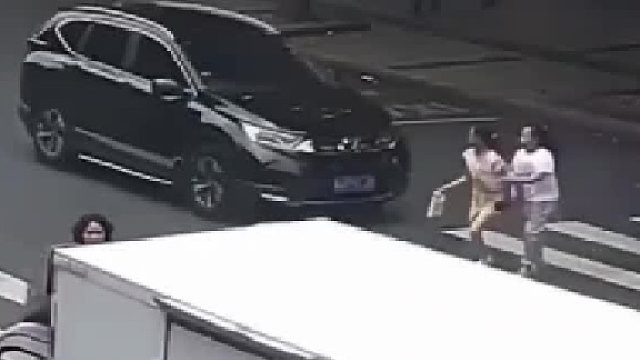 是不是斑马线上有红灯啊，车咋都这么快