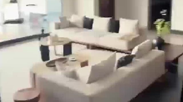 男子以为民宿窗前是瓷砖 不料是观景池 直接踩进去摔了