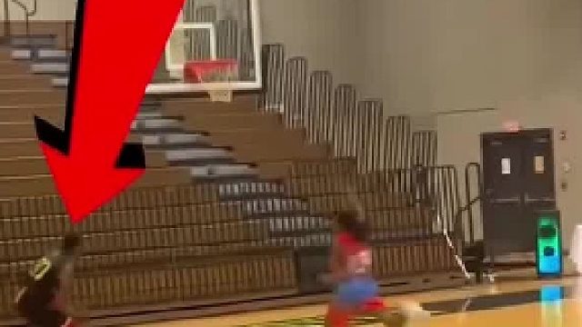 轻松上篮机会摆在眼前，他偏要挑战扣篮