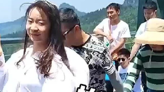 景区游玩 男子只顾低头走路 随手牵错了女朋友