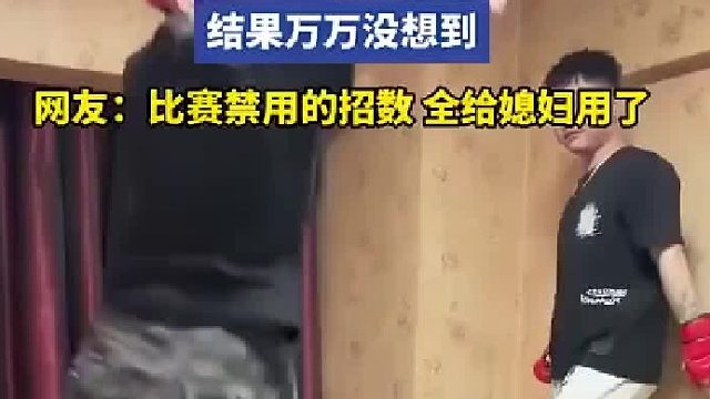 右摆，肘击，加飞膝全招呼上了[赞]