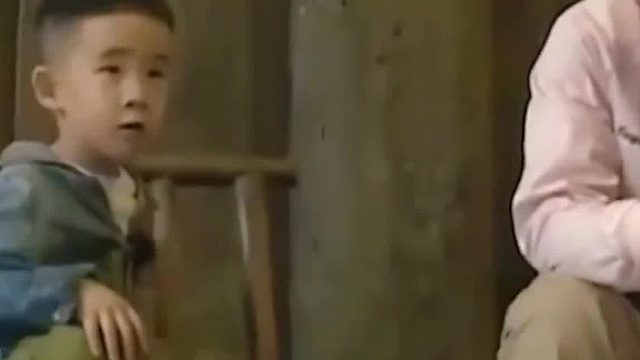 陈小春：谁教你翘二郎腿的。jasper：公公婆婆教的。陈小春：那没事了。