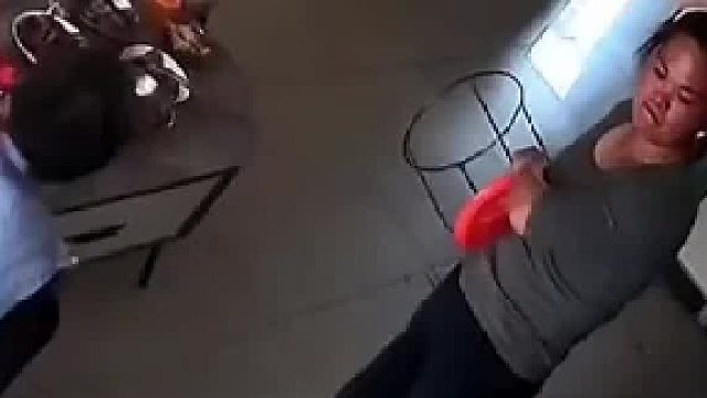 儿子看电视惹妈妈不满，结果