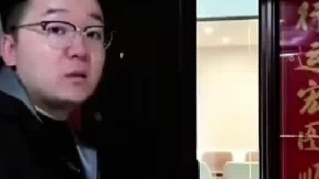 房屋中介带客人上门看房子，进门前听到客人的话瞬间傻眼
