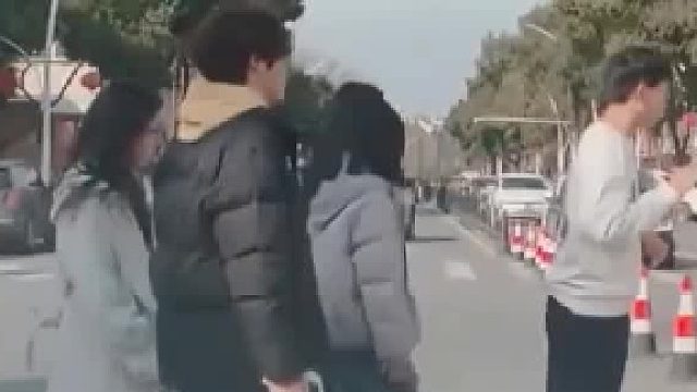 狗都知道看路躲一下