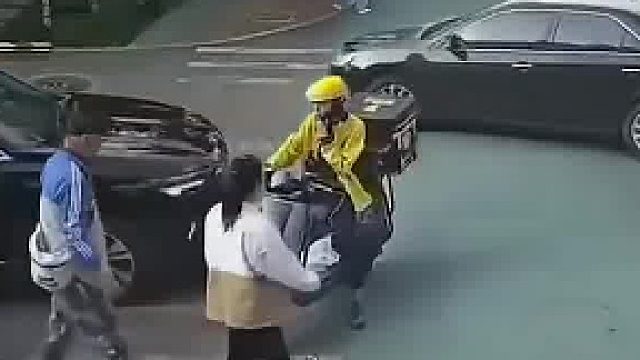 外卖车挂行人衣服骑车人刹停，私家车随后撞上去，责任划分有说法