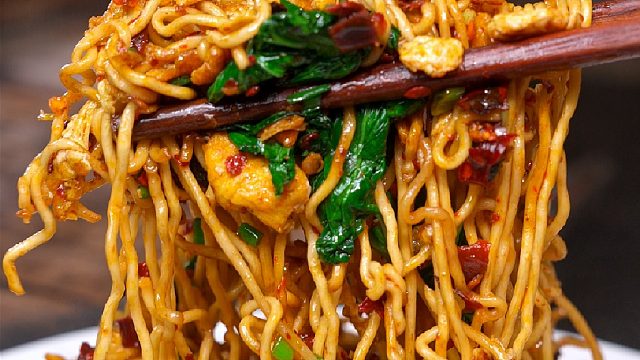 湖南人从小吃到大的豆豉炒面，不知道吃什么还不赶紧去试试~