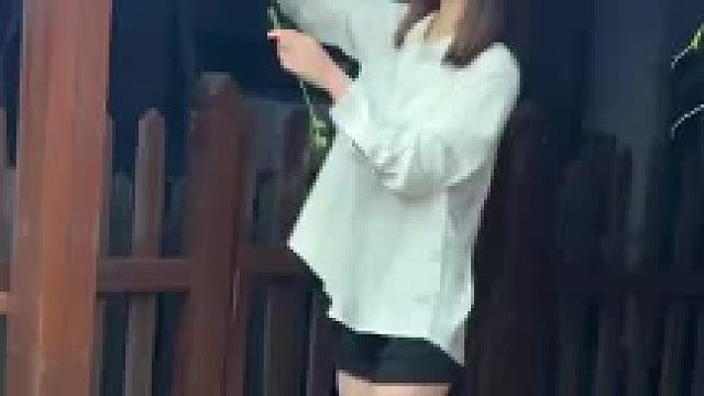 女子家门口修剪葡萄藤，男子看到立马蹲下系鞋带