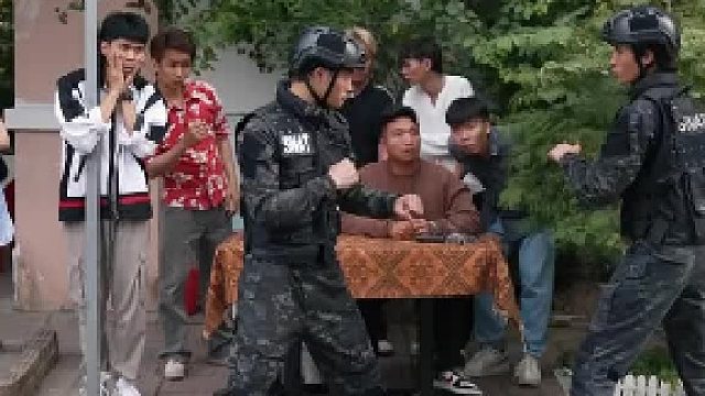 小伙不讲武德[笑哭][笑哭]，不按套路出腿