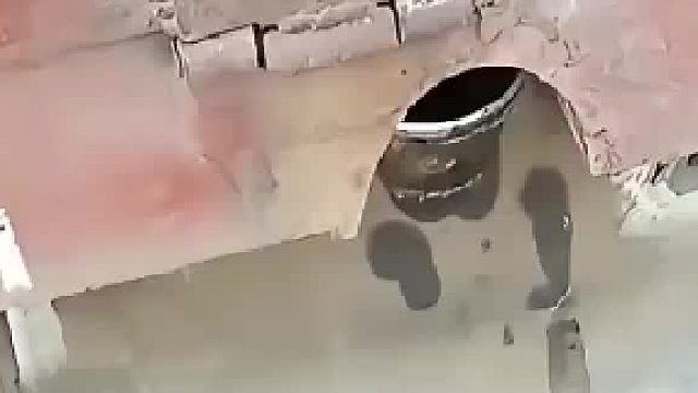 油箱打个孔抽走了