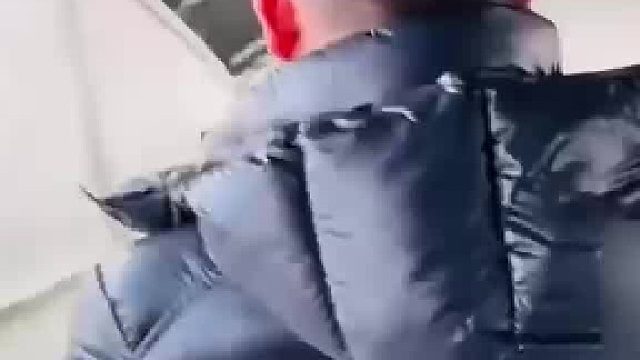 游客玩滑道控制不住“猛踹”前面的大爷