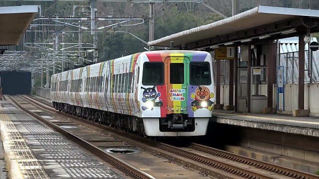日本和韩国铁路多型号列车高速通行集合2025版