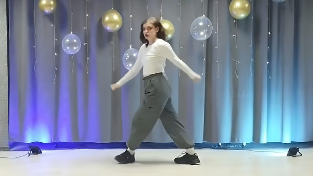 俄罗斯姑娘才艺表演24.01.23_画家(嘎贾)