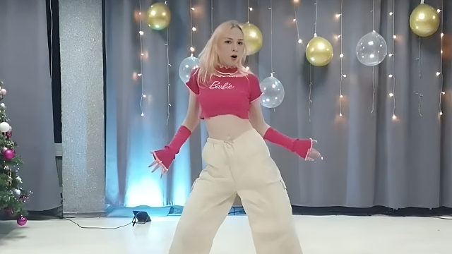 俄罗斯姑娘才艺表演24.01.23_秀儿(拉达)01