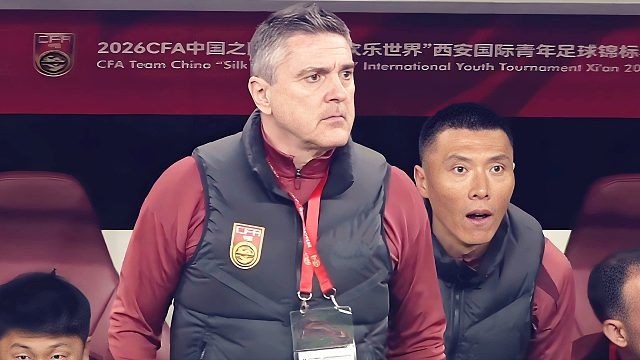 太离谱！鲍盛鑫远射偏出5米远，U23国足主帅表情无奈
