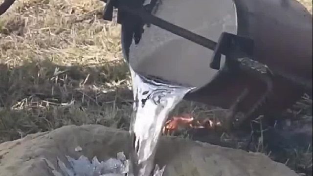 丧坤利用一千八百度铝水消灭泛滥成灾的红火蚁