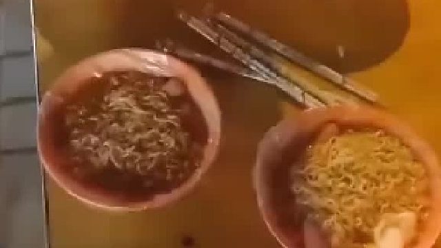 男子买四碗煮方便面花74元，每碗里方便面一包 _ 一个鸡蛋 _ 一根火腿 _
